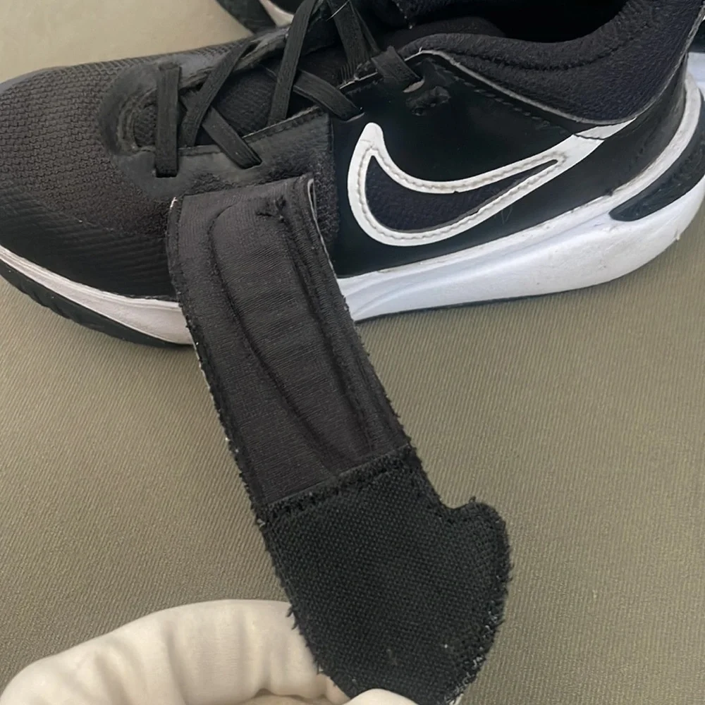 Nike Kids Black/White  size 13.5C  w Velcro Sneakers